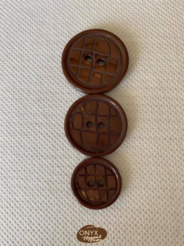 Gomb Leona 1426-1427 töredezett mintás két színben, három méretben